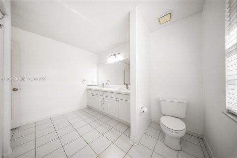Casa en venta en Miami, Florida, 3 dormitorios, 182.83 m2 № 1983696 - foto 16