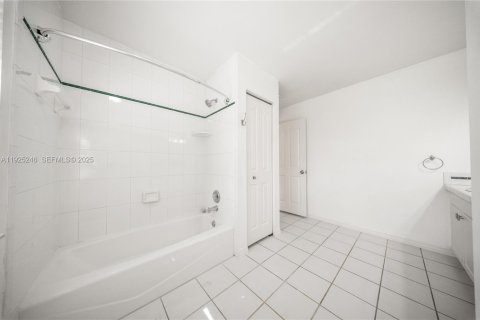Casa en venta en Miami, Florida, 3 dormitorios, 182.83 m2 № 1983696 - foto 17