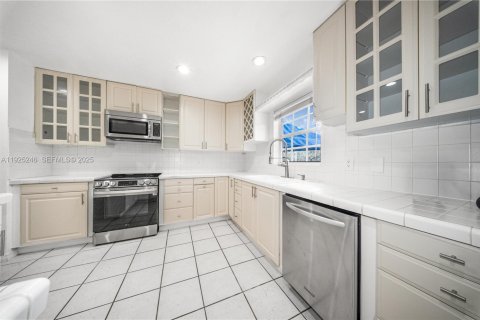 Casa en venta en Miami, Florida, 3 dormitorios, 182.83 m2 № 1983696 - foto 8