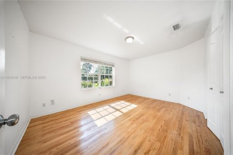 Casa en venta en Miami, Florida, 3 dormitorios, 182.83 m2 № 1983696 - foto 15