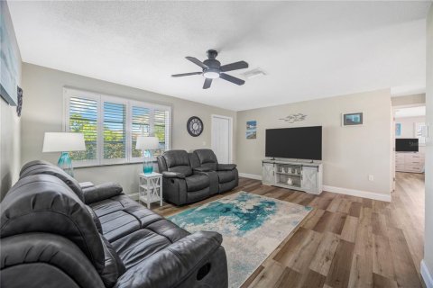 House in Dunedin, Florida 3 bedrooms, 106.84 sq.m. № 2221890 - photo 5