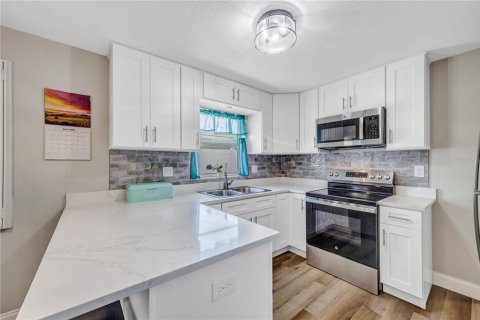 House in Dunedin, Florida 3 bedrooms, 106.84 sq.m. № 2221890 - photo 8