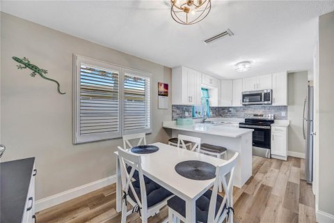 House in Dunedin, Florida 3 bedrooms, 106.84 sq.m. № 2221890 - photo 16