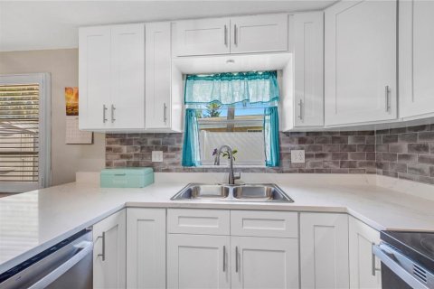 House in Dunedin, Florida 3 bedrooms, 106.84 sq.m. № 2221890 - photo 14