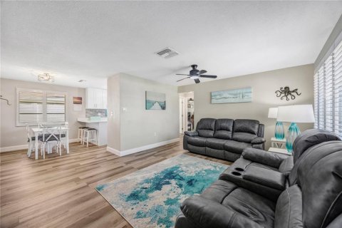 House in Dunedin, Florida 3 bedrooms, 106.84 sq.m. № 2221890 - photo 3