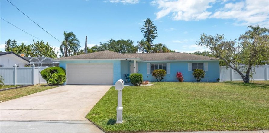 House in Dunedin, Florida 3 bedrooms, 106.84 sq.m. № 2221890