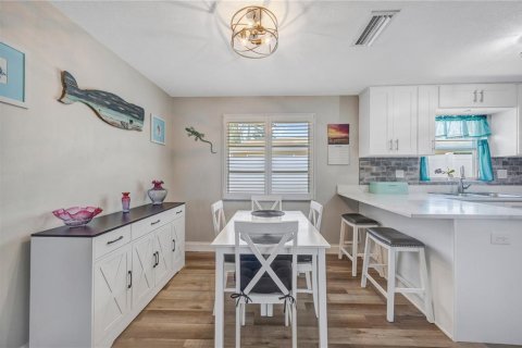 House in Dunedin, Florida 3 bedrooms, 106.84 sq.m. № 2221890 - photo 12
