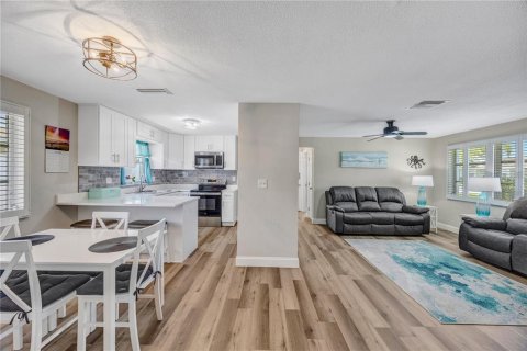 House in Dunedin, Florida 3 bedrooms, 106.84 sq.m. № 2221890 - photo 6