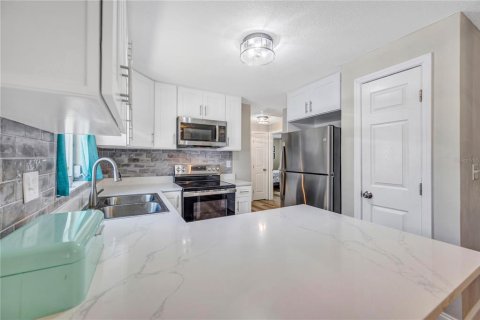 House in Dunedin, Florida 3 bedrooms, 106.84 sq.m. № 2221890 - photo 9