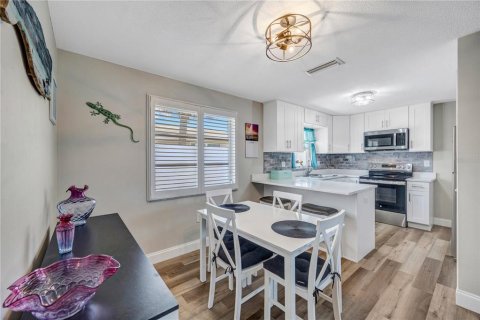 House in Dunedin, Florida 3 bedrooms, 106.84 sq.m. № 2221890 - photo 11