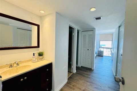 Condo in Aventura, Florida, 2 bedrooms  № 1892964 - photo 18