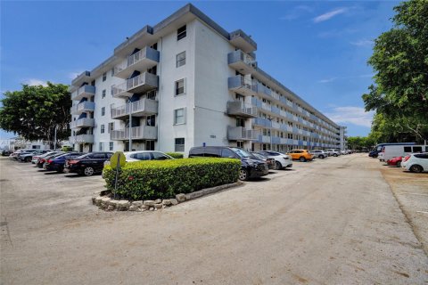 Copropriété à vendre à North Bay Village, Floride: 2 chambres, 83.61 m2 № 1978374 - photo 25