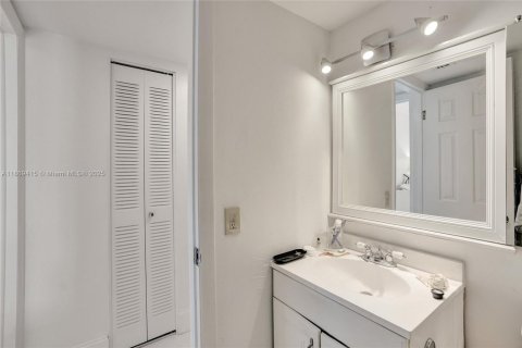 Copropriété à vendre à North Bay Village, Floride: 2 chambres, 83.61 m2 № 1978374 - photo 12