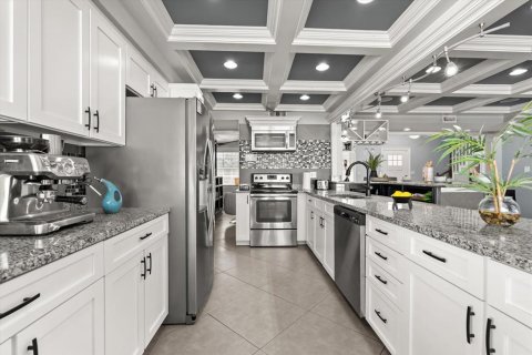 House in Orlando, Florida 6 bedrooms, 345.69 sq.m. № 2212365 - photo 10