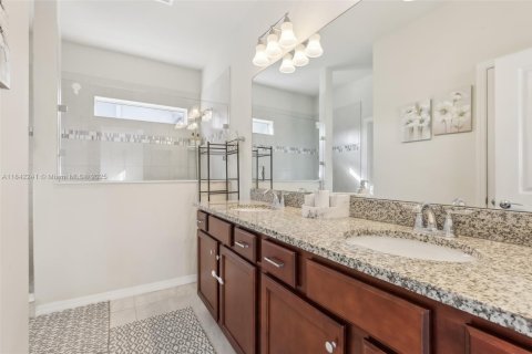 House in Hollywood, Florida 3 bedrooms, 206.24 sq.m. № 1834378 - photo 27