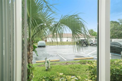 Condo in Saint Petersburg, Florida, 1 bedroom  № 1769163 - photo 13