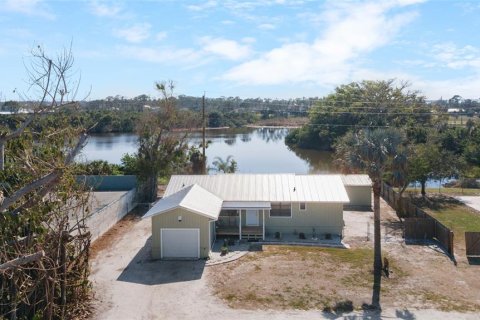 House in Englewood, Florida 2 bedrooms, 95.88 sq.m. № 1734737 - photo 1