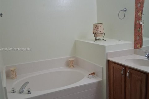 House in Lehigh Acres, Florida 4 bedrooms, 201.88 sq.m. № 2041437 - photo 8