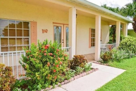 House in Lehigh Acres, Florida 4 bedrooms, 201.88 sq.m. № 2041437 - photo 2