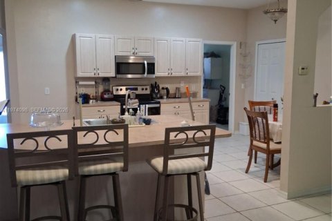 House in Lehigh Acres, Florida 4 bedrooms, 201.88 sq.m. № 2041437 - photo 4