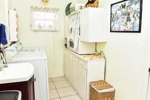 House in Lehigh Acres, Florida 4 bedrooms, 201.88 sq.m. № 2041437 - photo 10