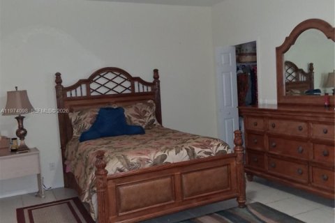 House in Lehigh Acres, Florida 4 bedrooms, 201.88 sq.m. № 2041437 - photo 7