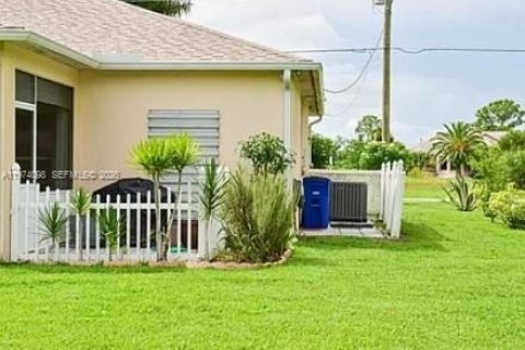 House in Lehigh Acres, Florida 4 bedrooms, 201.88 sq.m. № 2041437 - photo 13