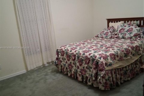 House in Lehigh Acres, Florida 4 bedrooms, 201.88 sq.m. № 2041437 - photo 6