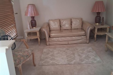 House in Lehigh Acres, Florida 4 bedrooms, 201.88 sq.m. № 2041437 - photo 3