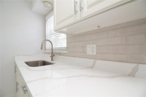 Condo in South Pasadena, Florida, 1 bedroom  № 2228020 - photo 9