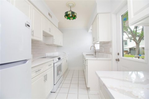Condo in South Pasadena, Florida, 1 bedroom  № 2228020 - photo 8