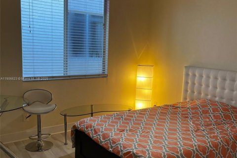 Propiedad comercial en Pembroke Pines, Florida 1 dormitorio, 176.51 m2 № 2012348