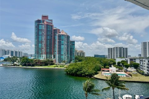 Condominio en venta en Aventura, Florida, 2 dormitorios, 109.72 m2 № 1982758 - foto 4