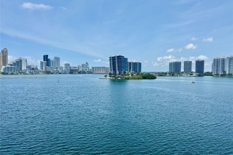 Condominio en venta en Aventura, Florida, 2 dormitorios, 109.72 m2 № 1982758 - foto 3