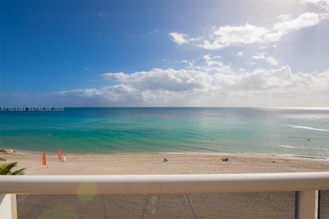 Apartment in Hollywood, Florida 2 bedrooms, 123.65 sq.m. № 2076708 - photo 2