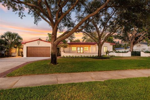 House in Saint Petersburg, Florida 5 bedrooms, 375.6 sq.m. № 2196546