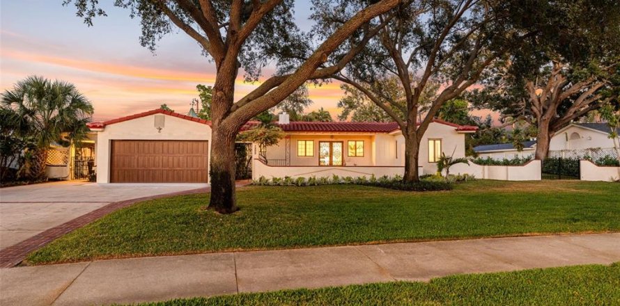 Casa en Saint Petersburg, Florida 5 dormitorios, 375.6 m2 № 2196546