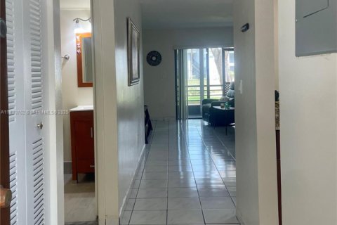 Condo in Miami, Florida, 2 bedrooms  № 1806491 - photo 3