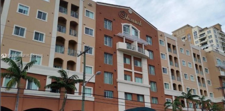 Кондоминиум с 2 спальнями в Майами, Флорида № 2054369