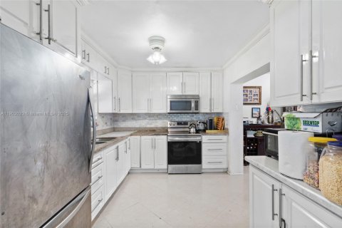 Villa ou maison à vendre à North Miami Beach, Floride: 4 chambres, 115.38 m2 № 2015507 - photo 14