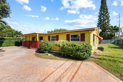 Villa ou maison à vendre à North Miami Beach, Floride: 4 chambres, 115.38 m2 № 2015507 - photo 4