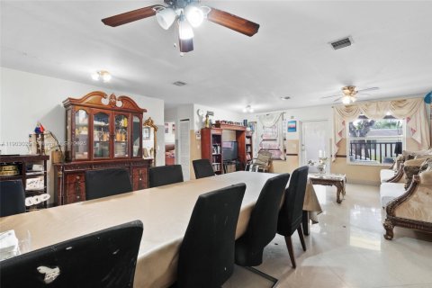 Villa ou maison à vendre à North Miami Beach, Floride: 4 chambres, 115.38 m2 № 2015507 - photo 11
