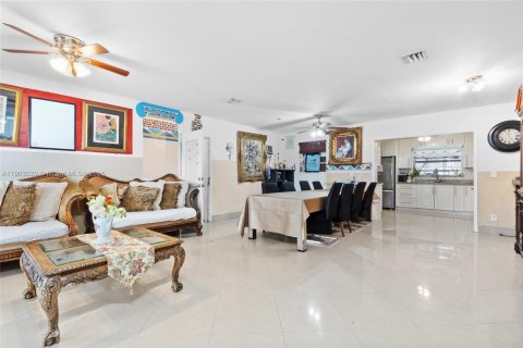 Villa ou maison à vendre à North Miami Beach, Floride: 4 chambres, 115.38 m2 № 2015507 - photo 9