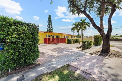 Villa ou maison à vendre à North Miami Beach, Floride: 4 chambres, 115.38 m2 № 2015507 - photo 3