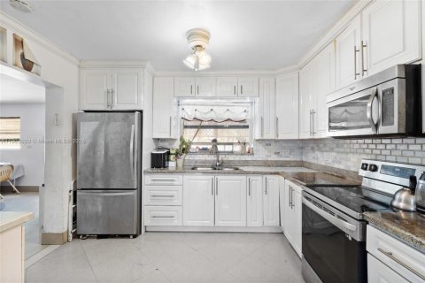 Villa ou maison à vendre à North Miami Beach, Floride: 4 chambres, 115.38 m2 № 2015507 - photo 13