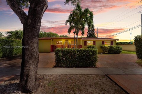 Villa ou maison à vendre à North Miami Beach, Floride: 4 chambres, 115.38 m2 № 2015507 - photo 2