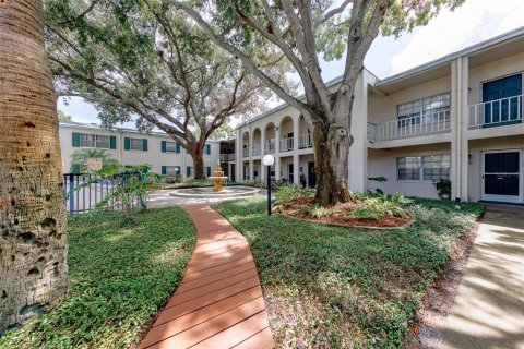 Copropriété à vendre à Tampa, Floride: 2 chambres, 92.9 m2 № 2378257 - photo 2