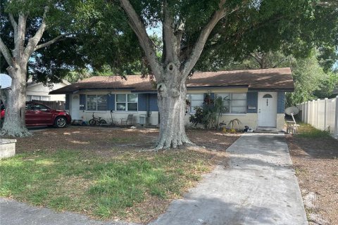Commercial property in Saint Petersburg, Florida 4 bedrooms, 125.6 sq.m. № 1760416 - photo 1