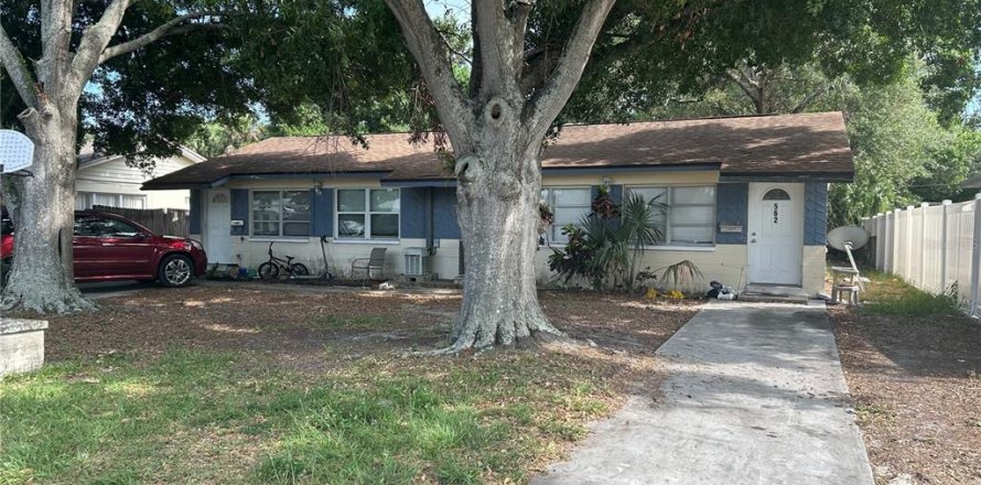 Commercial property in Saint Petersburg, Florida 4 bedrooms, 125.6 sq.m. № 1760416