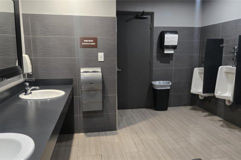 Купить коммерческую недвижимость в Майами, Флорида № 2034366 - фото 12